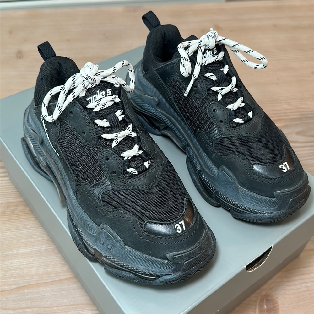 WOMEN'S TRIPLE S SNEAKER CLEAR SOLE IN BLACK